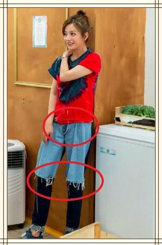 赵薇牛仔裤中间破洞就算了，还上面松下面紧？网友直呼：看不懂！