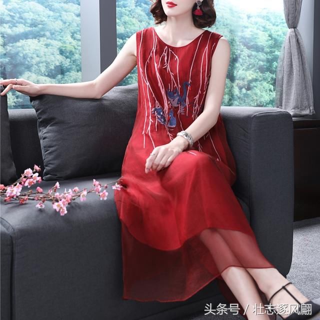 厉害了,这个80后女人身上的欧根纱裙,回头率相当高,美爆了