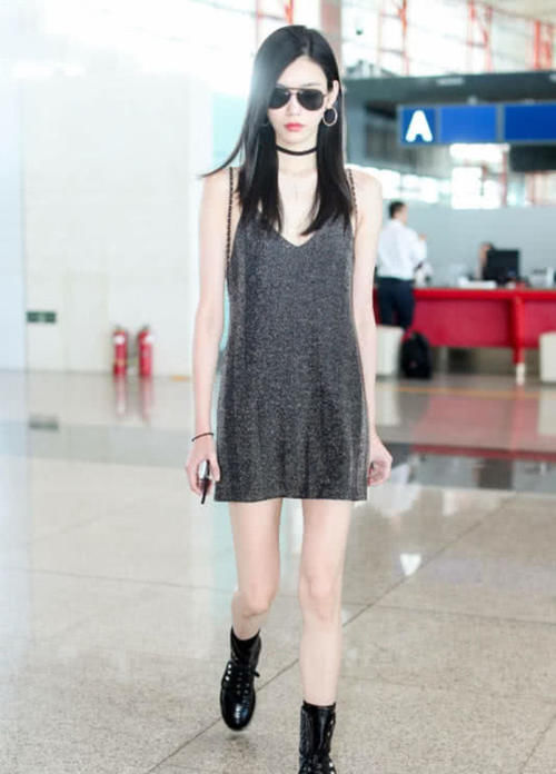 奚梦瑶V领吊带裙,铆钉加身,好身材羡煞旁人,网友:能好好穿衣