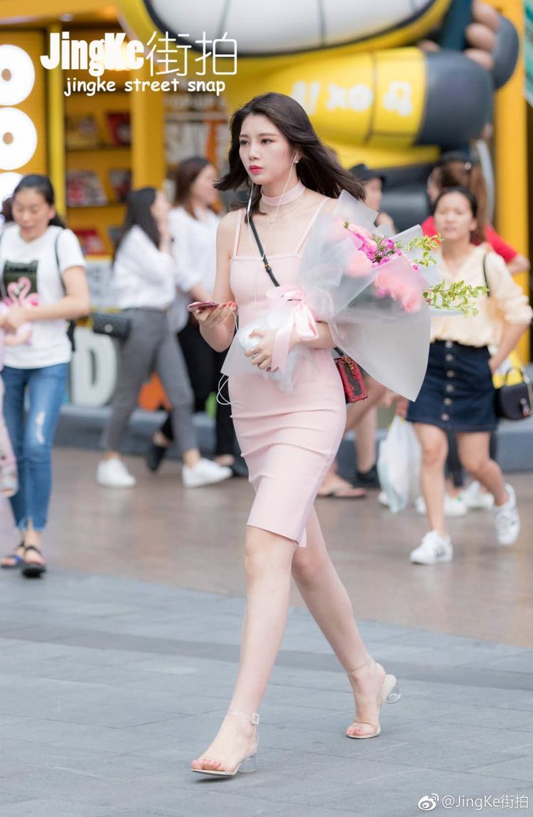 街拍：不同风格的裙子有不同的味道，让人沉浸在夏日的清凉中！