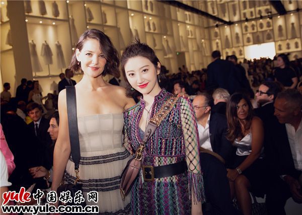 肤白貌美大长腿!景甜别致造型亮相Dior高订秀