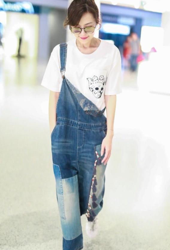 李金铭穿了条满是补丁的破裤子, 好久不见快要瘦成“麻杆”了!