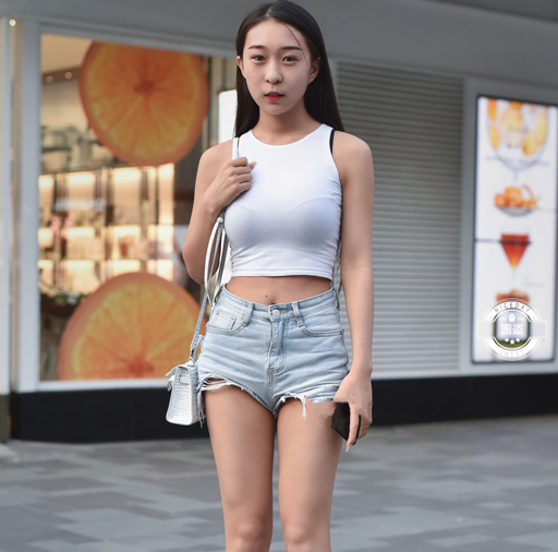 街拍：突显身材的牛仔短裤美女，更显女神的清秀甜美！