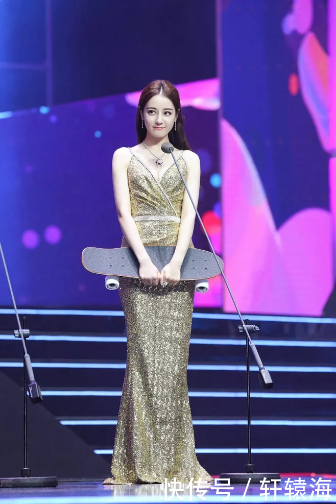 迪丽热巴穿薄纱裙凸显美腿,故意把衣服往上提,网友:她可真调皮