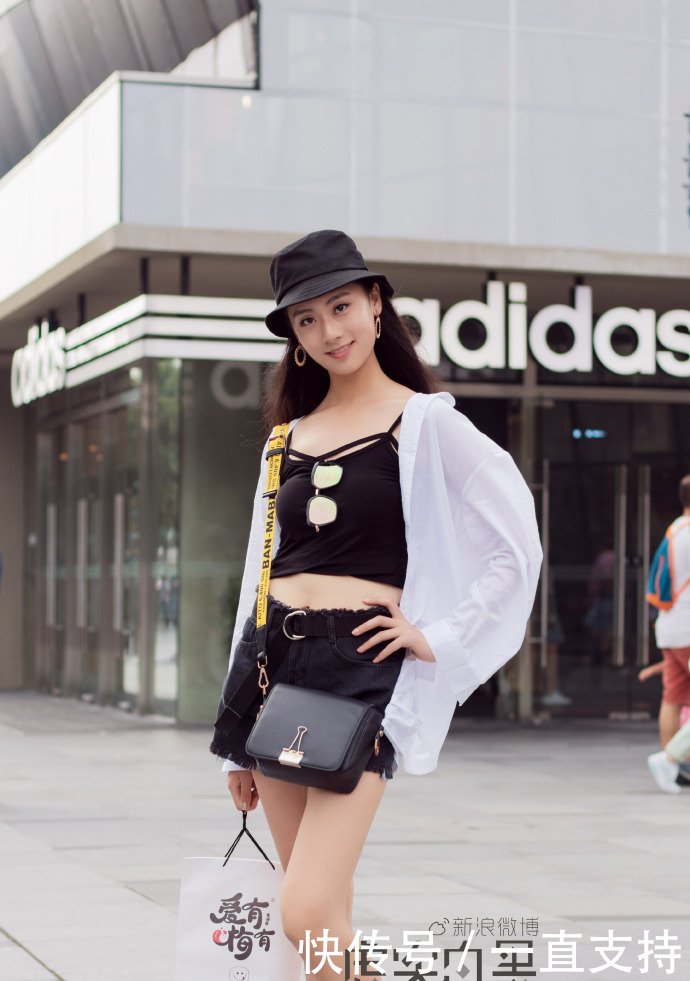 路人街拍：穿短裤的小姐姐，个子虽然不算高，性感美腿很诱人