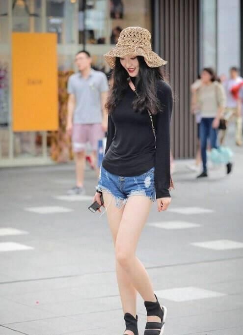 街拍 小姐姐这样的坐姿拍照很撩人 如果裙子短一寸怎么样?