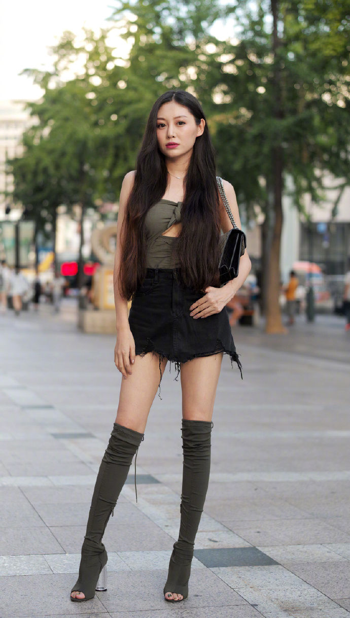 街拍北京:尽显成熟风范的时尚穿搭参考，让你魅力无限!