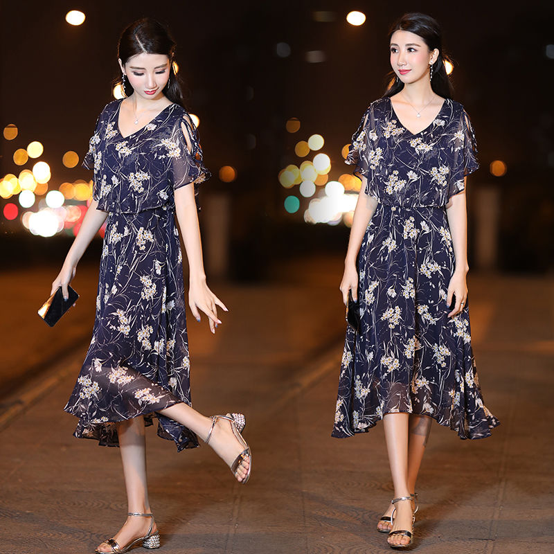 哇塞!53岁婆婆真敢穿!素色修身连衣裙+小高跟,高贵还显年轻