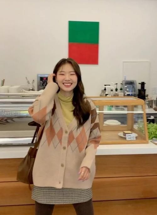 『深蓝色』学会针织衫的“3部曲”,一件就可以过完春天