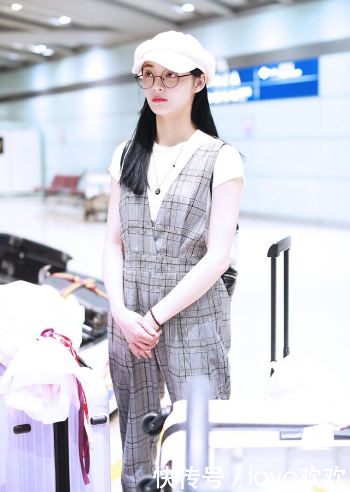 周洁琼越来越有名，机场穿搭也越来越有品，最后一件真漂亮