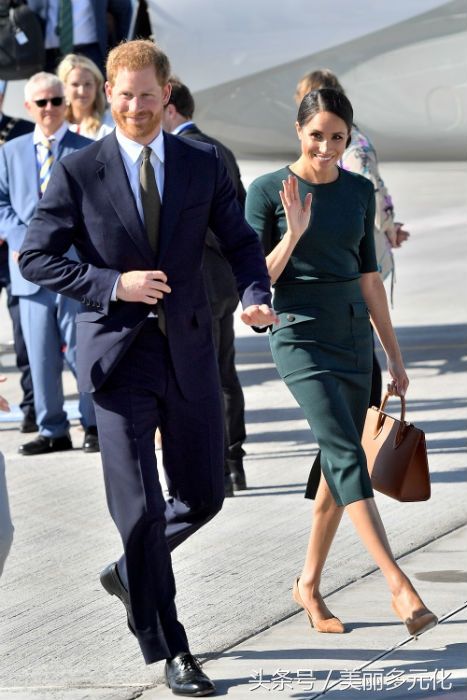 哈里王子夫妇访问爱尔兰，梅根换了2件套装，哪件更好看?