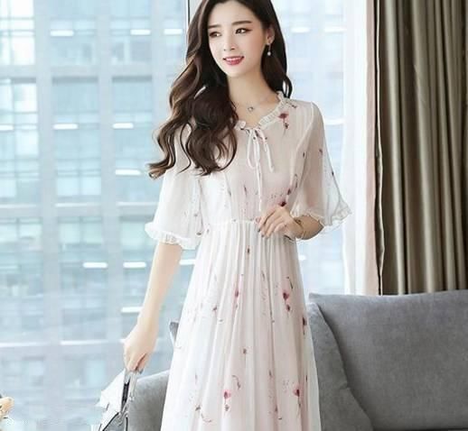 街拍：手包通常也能成为整套搭配的点睛之笔！