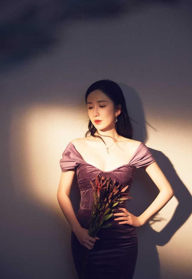 显得@娄艺潇拥有好身材真任性，穿吊带连衣裙身材凹凸感十足，魅力十足