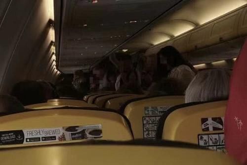  「喝水」飞机延误5小时，乘客被困闷热机舱：喝水还需自掏腰包