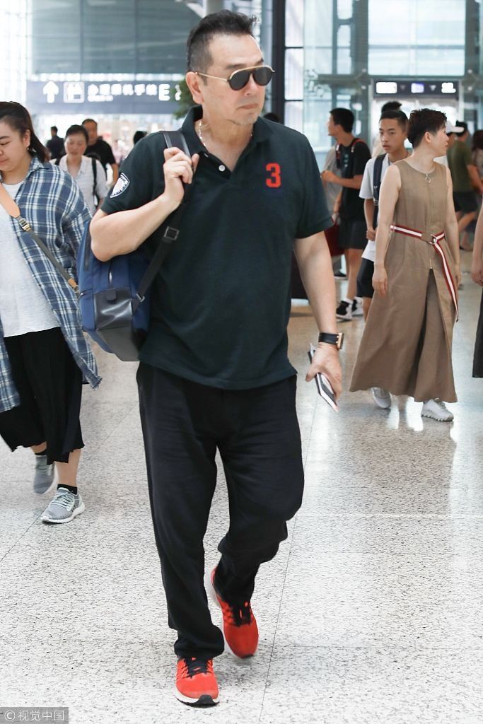 竞争叔圈101？62岁张晨光打扮时髦似潮男  发型拉风戴墨镜气场全