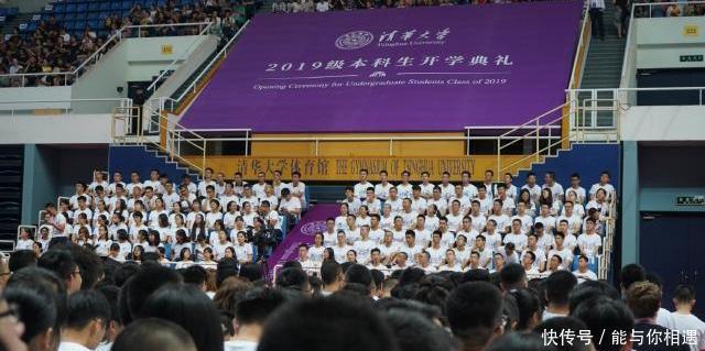  『武亦姝』北大新生报到，热度却不及清华，难道是因为没有武亦姝的加入
