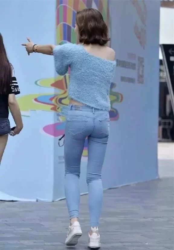 轻熟女范儿魅力小姐姐，天蓝色露肩装美搭紧身牛仔裤勾勒迷人曲线