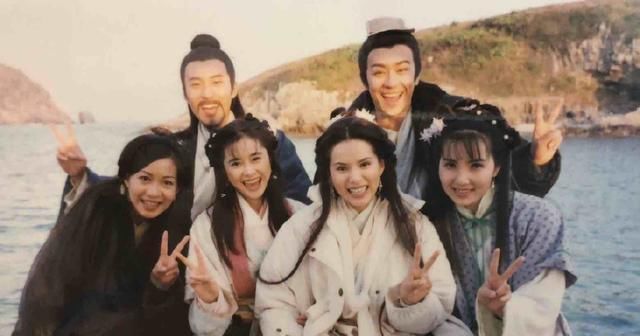 「回忆」何美钿近日发布天龙八部珍贵剧照，瞬间引起了回忆杀！