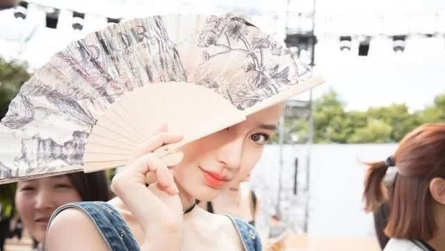  『看上去更加』Angelababy真漂亮！身穿牛仔刺绣长裙高挑纤细，看上去魅力十足