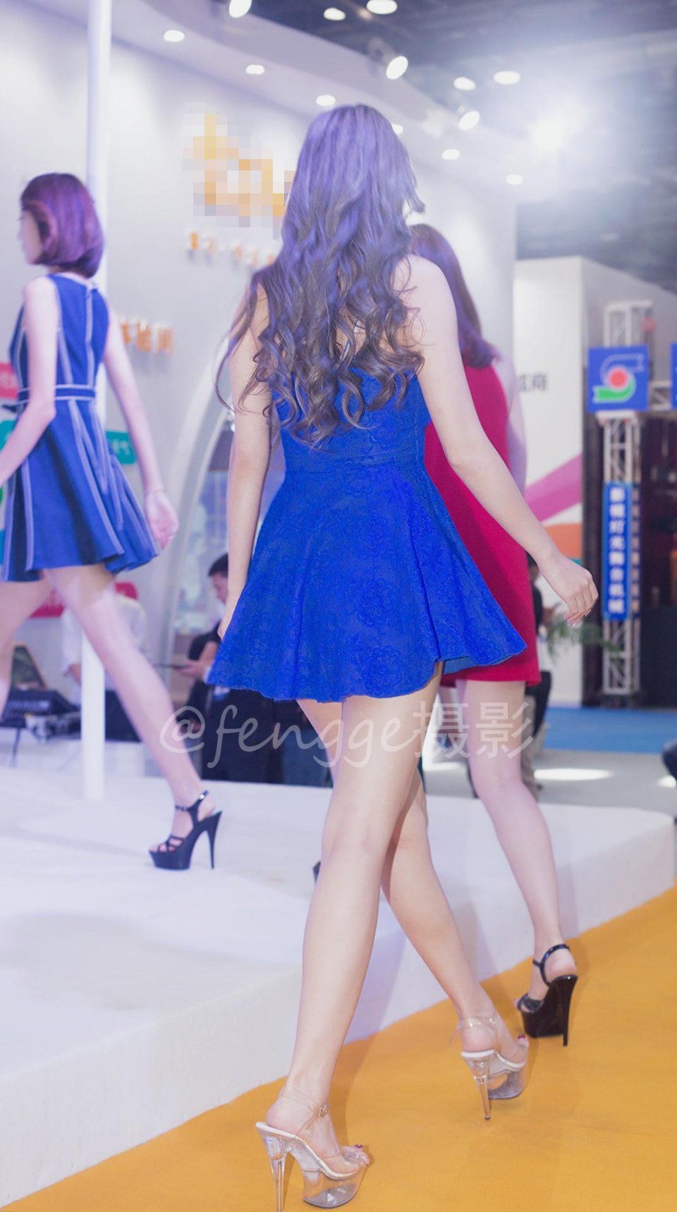 身材绝好的美女，一头大波浪魅力无限