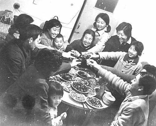 30年前的年夜饭，和现在比差距一目了然，你怀念吗？