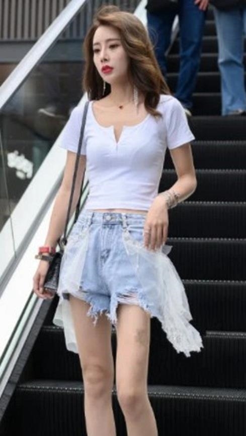  [小姐姐]街拍：迷人优雅的长发美女，简单穿着魅力十足，美的迷人！