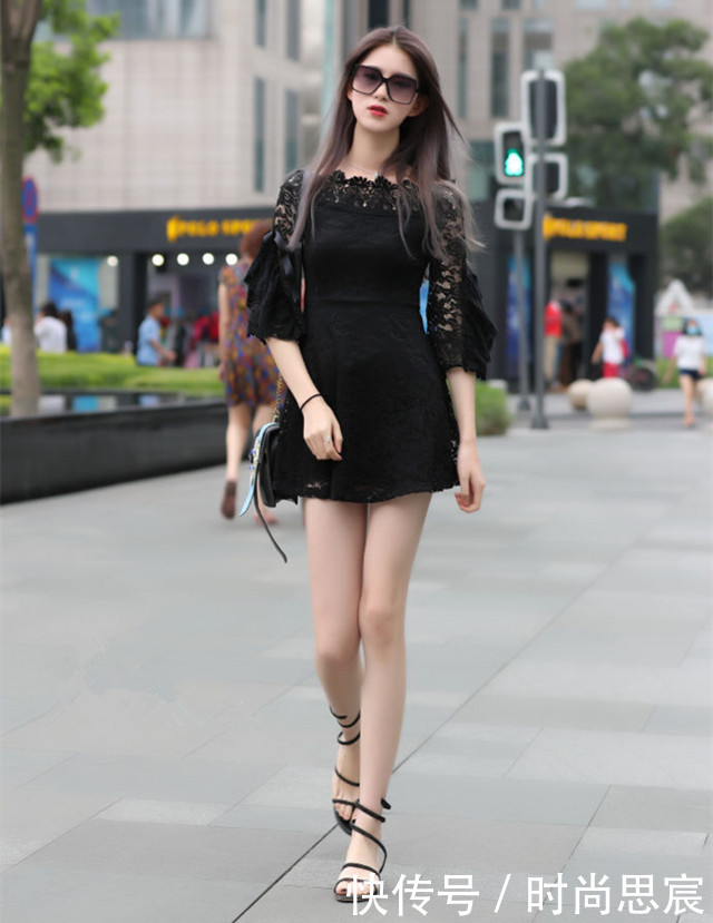 街拍：小姐姐恰到好处的裙子，性感锁骨搭配条短裙，散发女性魅力