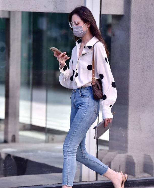 气质|街拍:般般入画的美女,一件黑色的长袖连衣裙,气质女神范