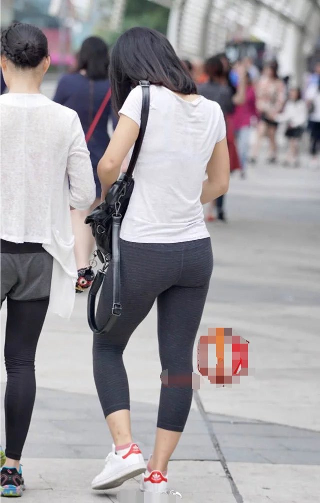气质小姐姐T恤搭配紧身裤，秀出清新的气质和肉感十足的浑圆弧线