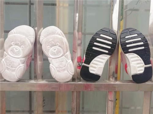 合适■如何为孩子挑选合适的鞋子,是漂亮还是实用,起火的鞋子不要买