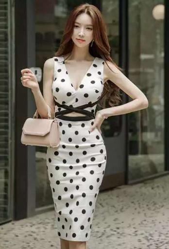 街拍：紧身衣配紧身包臀牛仔裤，美丽而又丰满的小姐姐容颜妩媚