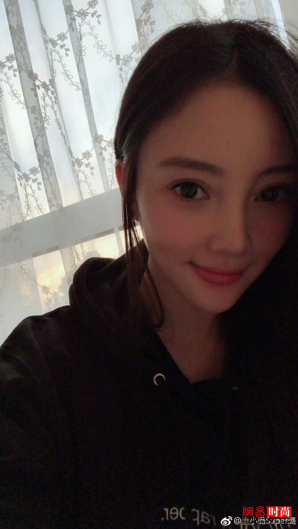 37岁李小璐穿黑色吊带配短裤秀小蛮腰大长腿