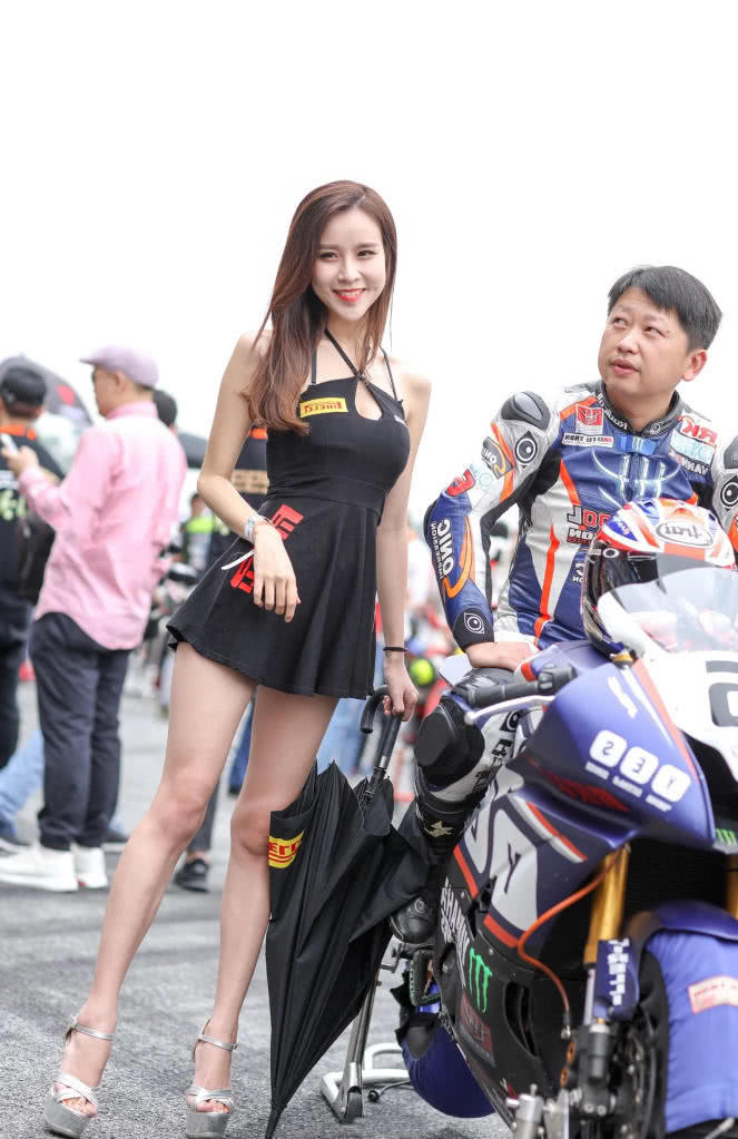 超短迷你裙勾勒出玲珑有致的身材，火辣的风格让路人纷纷侧目