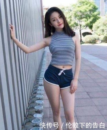 『气质』街拍:身材高挑的美女,身穿时尚靓丽短裙,尽显优雅的女神气质