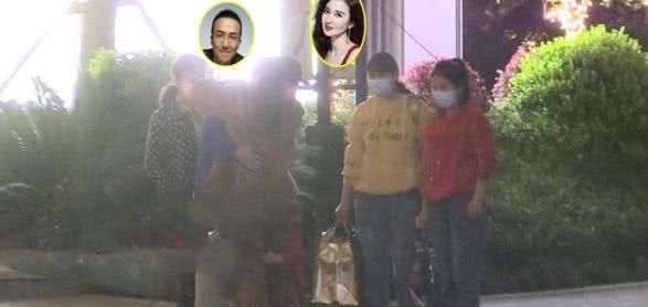  冷落：张萌一家三口罕见露面，夫妻俩当街拥抱，旁边的女儿受到冷落
