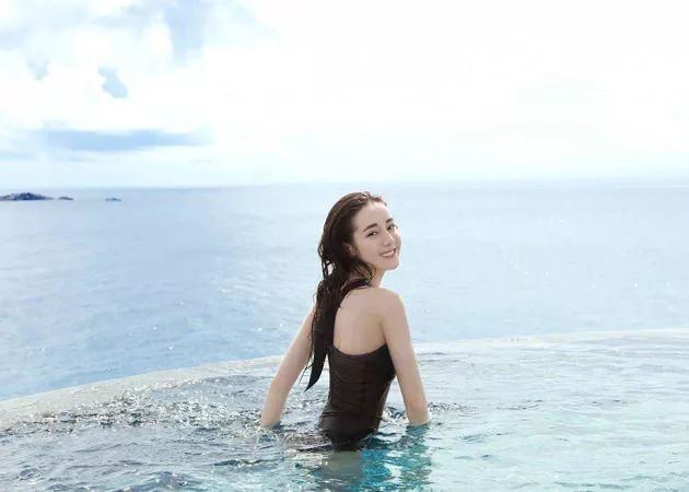 潮流志| 热巴泳池秀身材，挑对泳衣你也能美出高级感