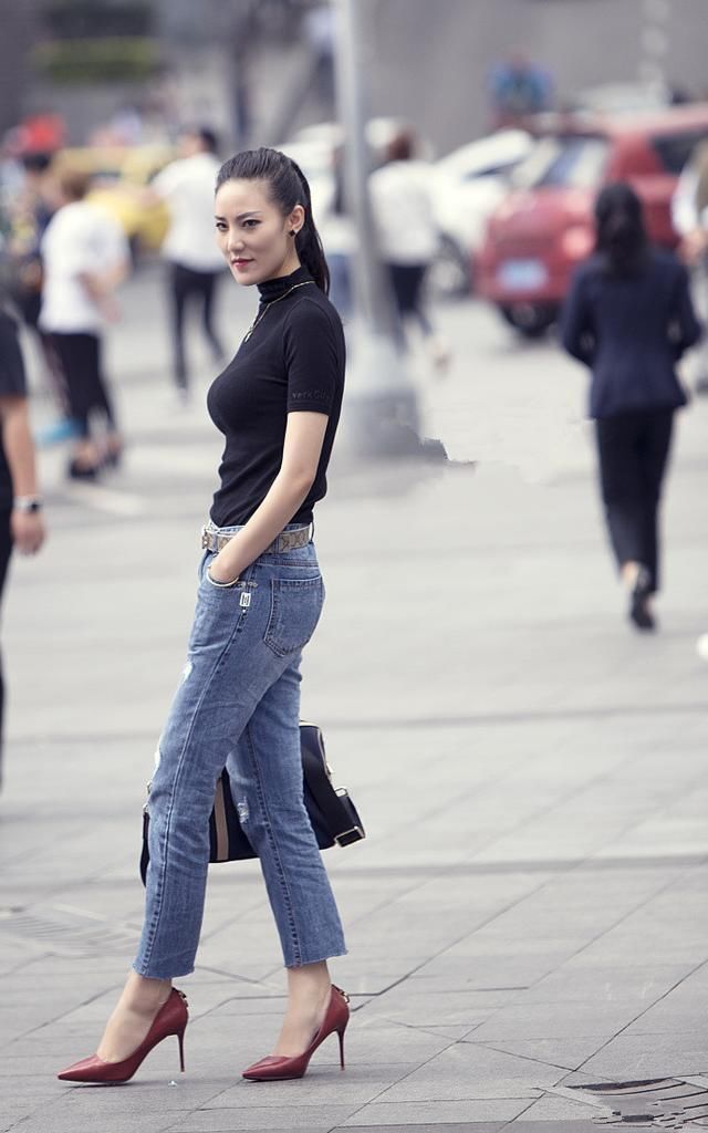 街拍美图 美女穿女人味的银色露肩连衣裙，有种欲语还休的诱惑感