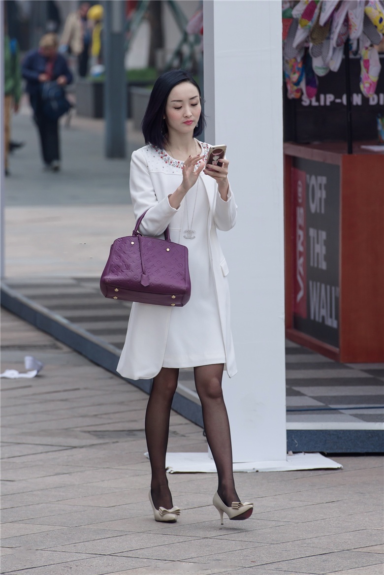 气质高雅的黑丝魅力妇人，婉如一朵白玉兰