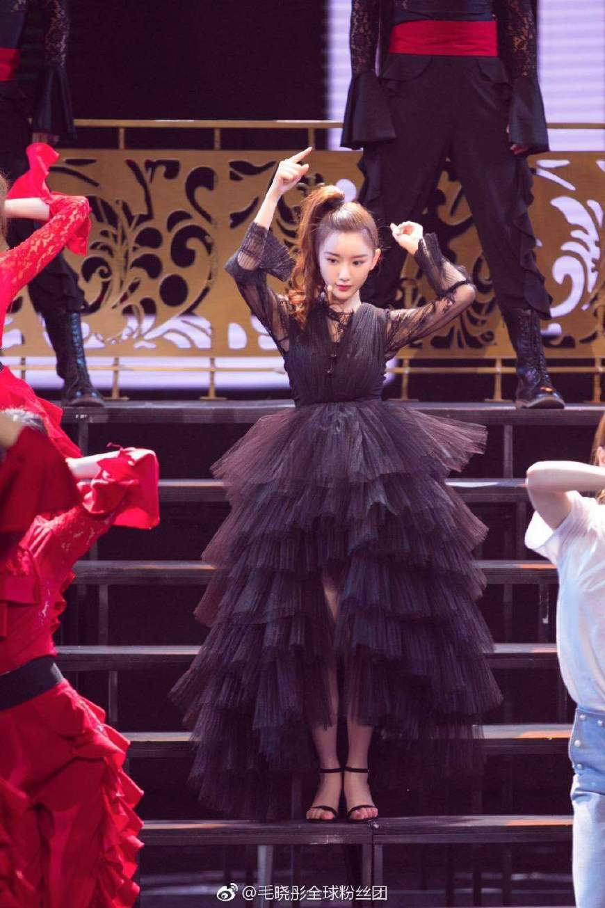 毛晓彤身穿条纹连体裤秀大长腿，165身高穿出2米的气场，美炸了！