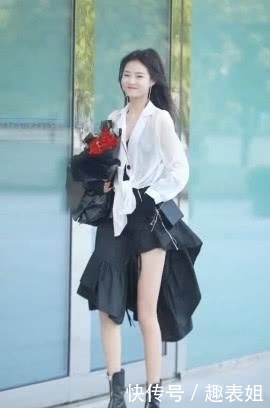 「网红」“网红小姐姐”手拿玫瑰,黑色吊带不规则韩范连衣裙,穿搭很仙