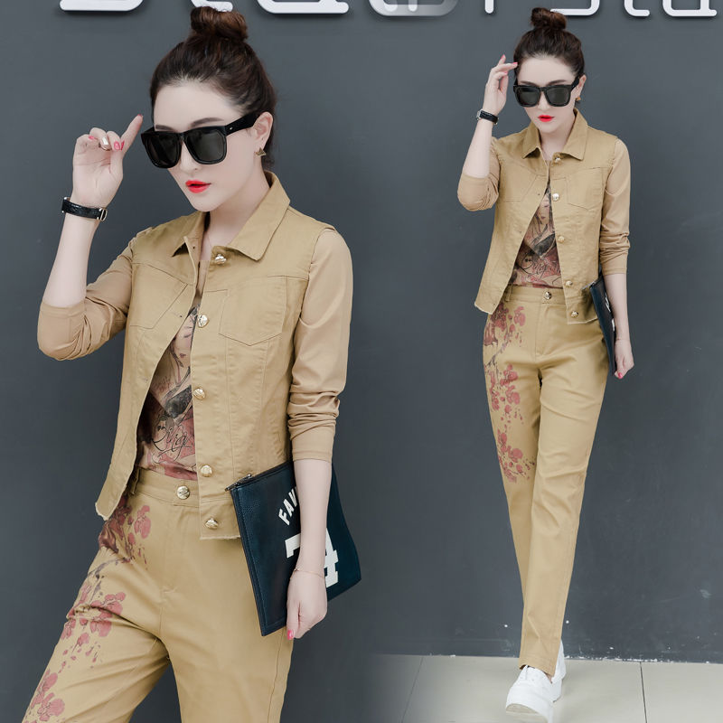 国庆出去玩，穿裙子不方便!新出的休闲套装+小白鞋，到哪都洋气