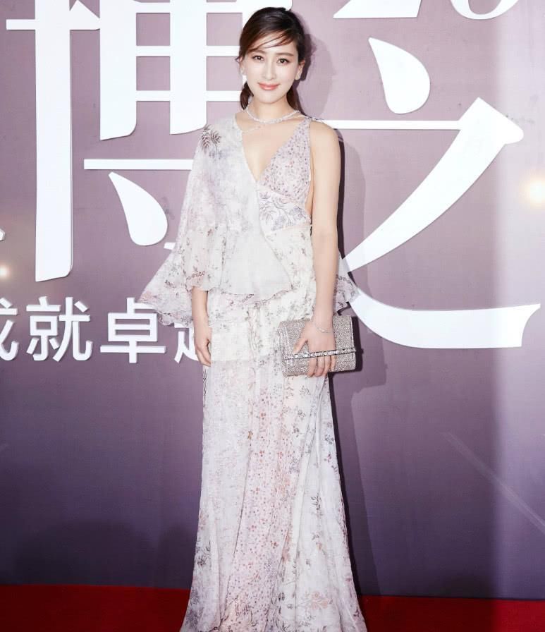 马苏穿低胸裙真美，却被“地中海刘海”毁了气质，比身旁大叔丑!