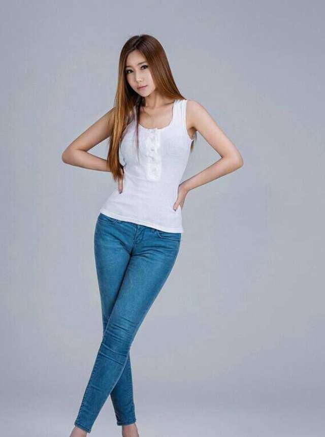 牛仔裤美女，彰显的出迷人姿态，释放出强烈时尚气质