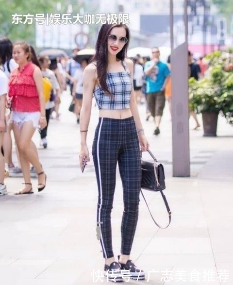 美女■街拍:娇小玲珑的美女,一件格子上衣配打底裤,时尚性感靓丽气息