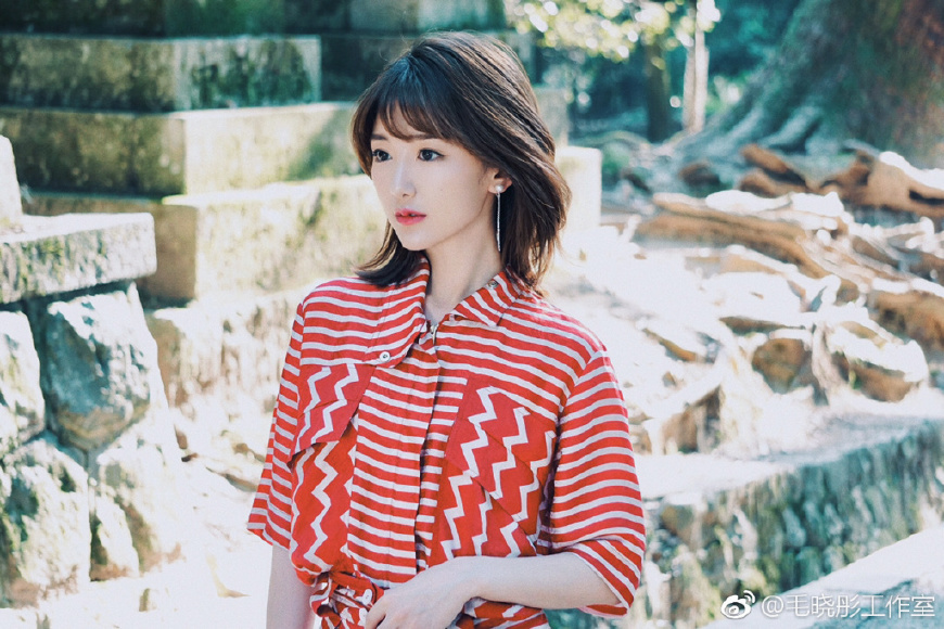 毛晓彤身穿条纹连体裤秀大长腿,165身高穿出2米的气场,美炸了!