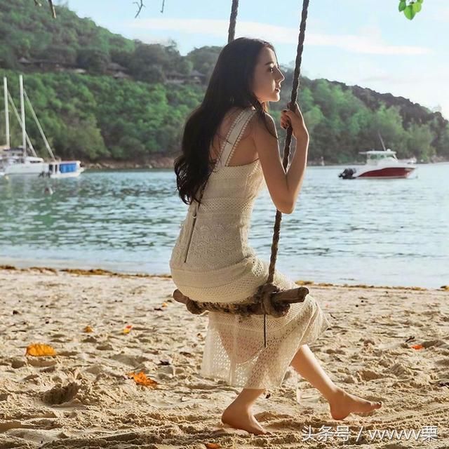 杨幂娜扎都光脚穿裙子?网友:脚确实长得美