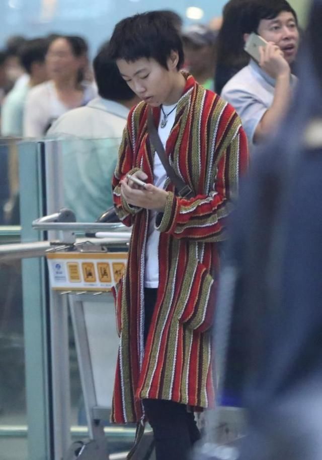 窦靖童背着瓷缸频频出镜，网友:欣赏不了你的穷酸范儿!