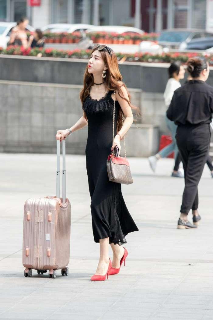 气质小姐姐黑色吊带长裙御姐范十足, 贴身的设计尽显高挑身材
