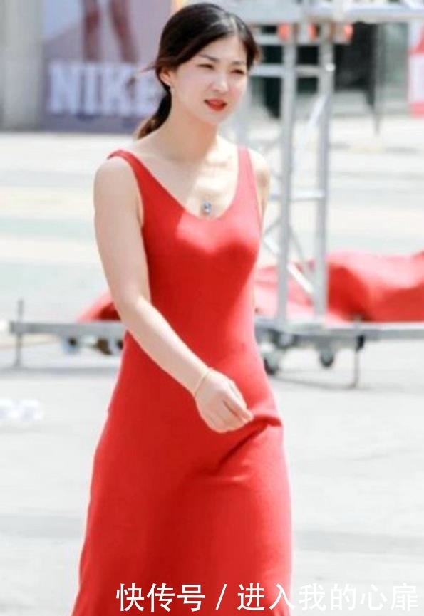 「美女」街拍:身材凹凸有致的美女小姐姐,时尚又性感的穿搭,气质十足!