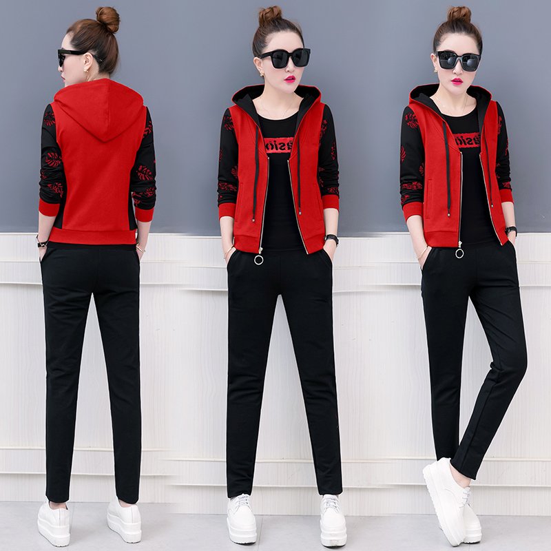 比裙子流行百倍的套装，这女人穿一个比一个惊艳，美到看不出年龄